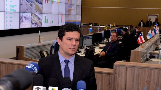 Moro diz que pode ter cometido um "descuido formal"