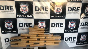 Traficantes são presos com 18 tabletes de maconha em porta-malas de veículo