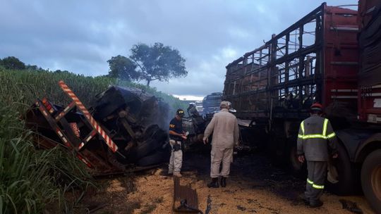Reboque bate de frente com carreta e motorista morre carbonizado na BR-364