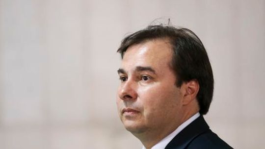 Melhor solução para o país é votar denúncia contra Temer na quarta, diz Maia