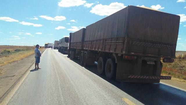 Caminhoneiros interditam rodovias do Estado contra aumento de imposto nos combustíveis