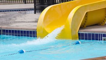 Jovem é encontrada morta em piscina de Clube militar após descer de tobogã