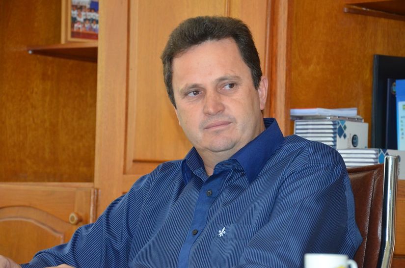 Ex prefeito é agredido com socos e chutes por advogado