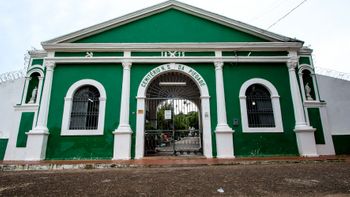 Entregador de aplicativo registra momento em que leva lanche para pessoa morta em cemitério 