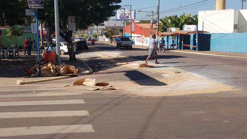 Restos de enfeites de procissão sujam ruas da região central de Rondonópolis