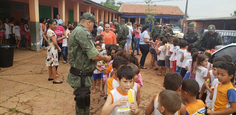 Polícia Ambiental e parceiros entregam brinquedos para crianças de escola em Rondonópolis 