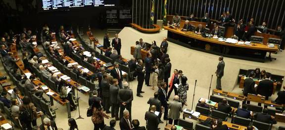 Câmara inicia sessão para votar parecer de denúncia contra Temer, assista aqui