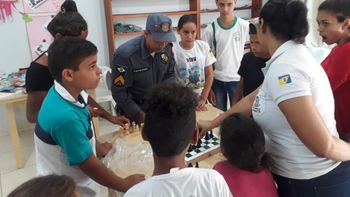 Sargento da PM ensina xadrez para crianças e adolescentes