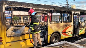Ônibus da Cidade de Pedra pega fogo na Praça dos Carreiros