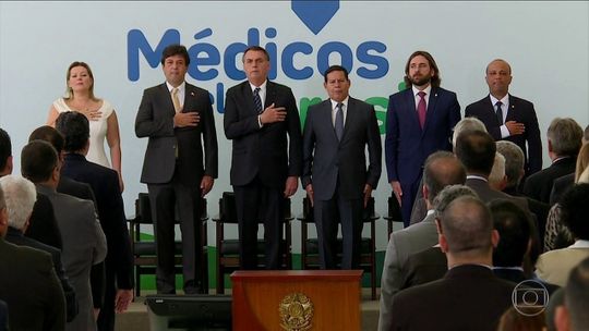 Bolsonaro sanciona lei que cria programa Médicos pelo Brasil
