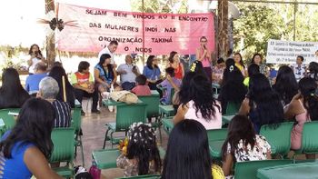 Mulheres indígenas são cadastradas como artesãs para fomentar o comércio