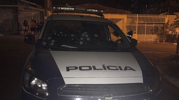 Bandidos atiram em viatura da PM que é atingida por mais de 10 tiros