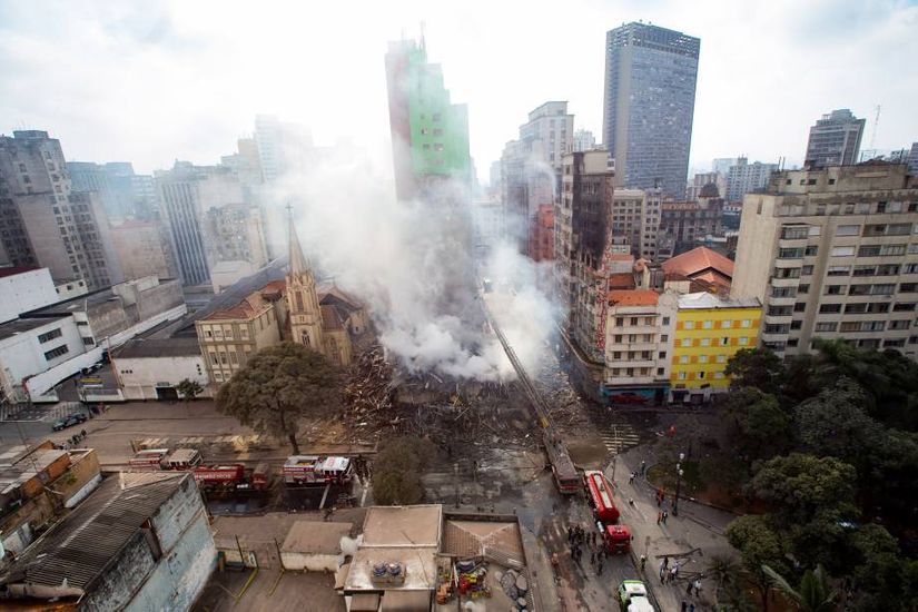 Bombeiros iniciam buscas com máquinas pesadas em edifício que desabou