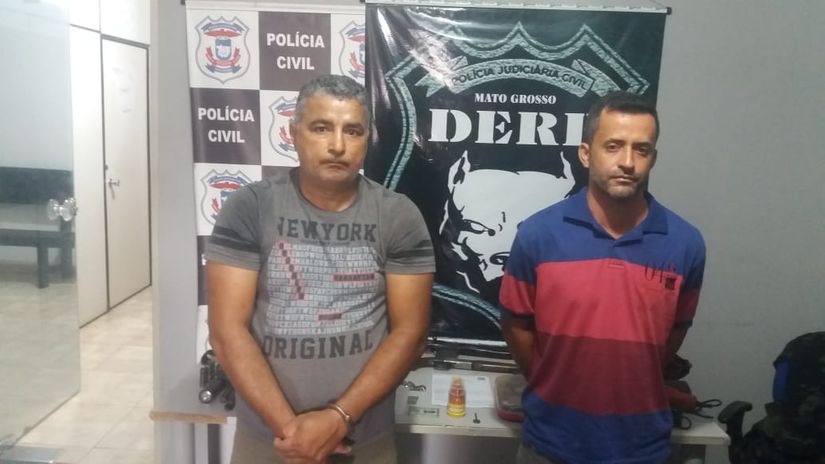 Suspeitos são detidos após furto de veículo e com armas sem registros