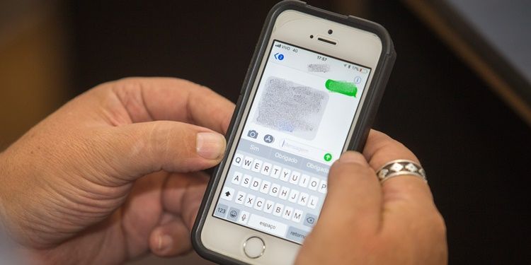 Homem pede socorro em delegacia após companheira ver mensagens no seu celular e tentar esfaqueá - lo