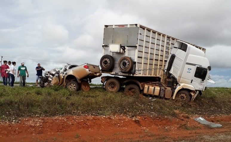 Motorista morre preso às ferragens após bater de frente com carreta na BR-364