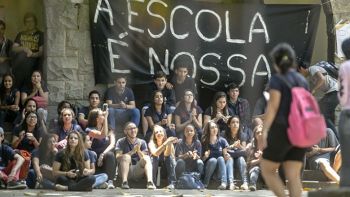 Estudantes do DF ocupam escolas em protesto contra medidas na Educação