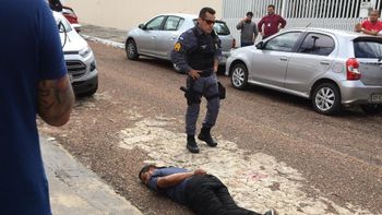 Mulher pula de carro durante sequestro e criminoso é baleado na bunda 