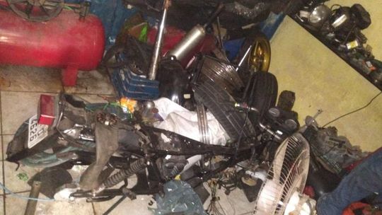 Suspeito de receptação é preso em desmanche de motocicletas