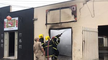 Estabelecimento e veículos são destruídos pelo fogo no centro de Rondonópolis