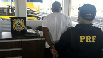 Estrangeiro é detido por transportar 2,1Kg de cocaína em ônibus