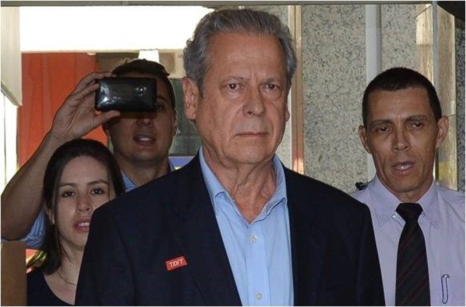 Dirceu se entrega e vai para a Penitenciária da Papuda