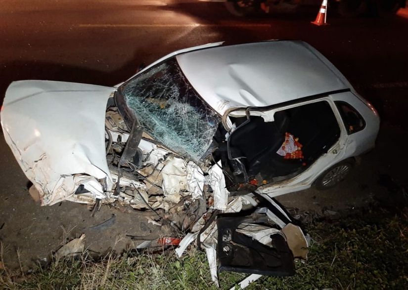 Colisão frontal entre veículos mata motorista e deixa outras duas pessoas feridas na BR-163