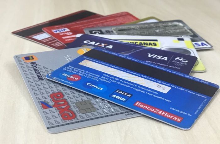 Percentual de famílias brasileiras endividadas cresce no país, diz CNC