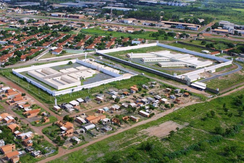 Advogada é detida ao tentar entrar com relógio inteligente e câmera espiã em Penitenciária