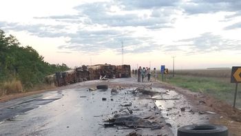 Colisão entre duas carretas e um carro deixa uma pessoa morta e outra ferida na BR-163