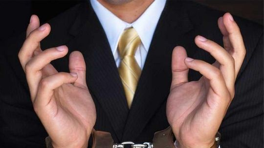 É preciso cometer crimes para se combater a corrupção?