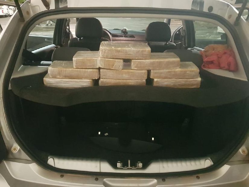 Traficantes são presos com 9 tabletes de cocaína em estacionamento de shopping