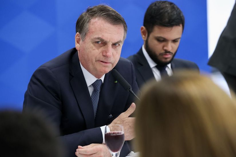 Bolsonaro: única forma de se comunicar com segurança é pessoalmente