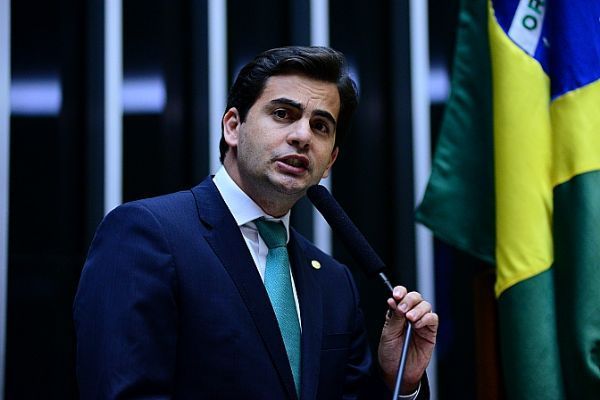 Deputado defende mudança na lei para universalizar telefonia móvel e internet no país