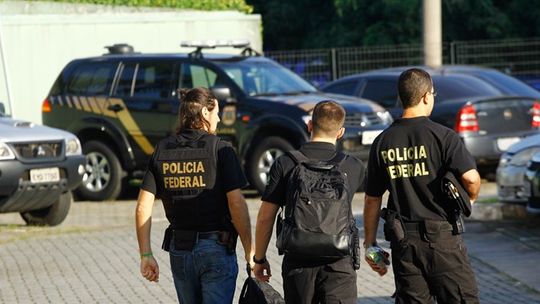 PF faz operação contra desvio de dinheiro no setor de energia elétrica