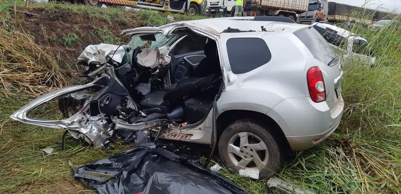 Motorista morre preso às ferragens após bater veículo em vagão de carreta tombado na BR-364