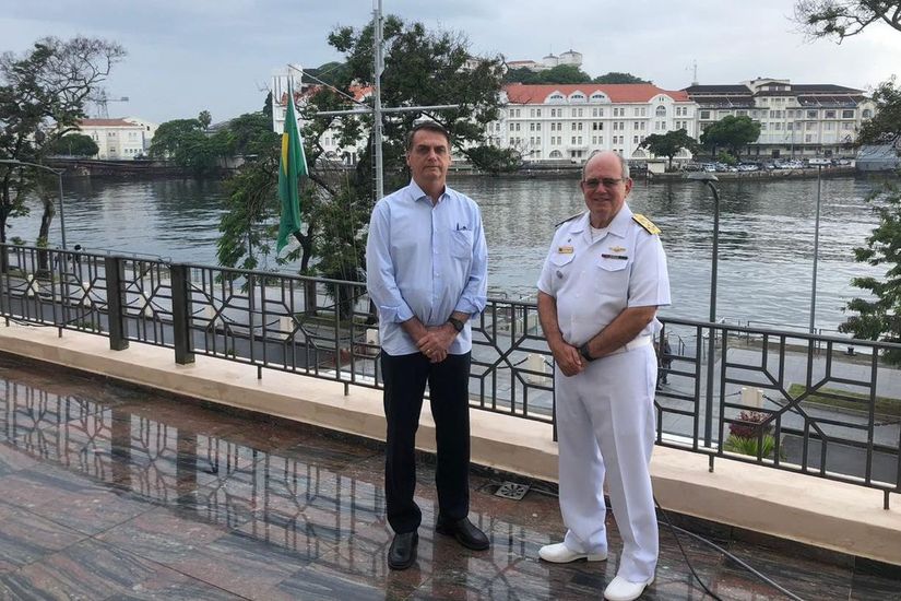 Bolsonaro toma café da manhã com comandante da Marinha
