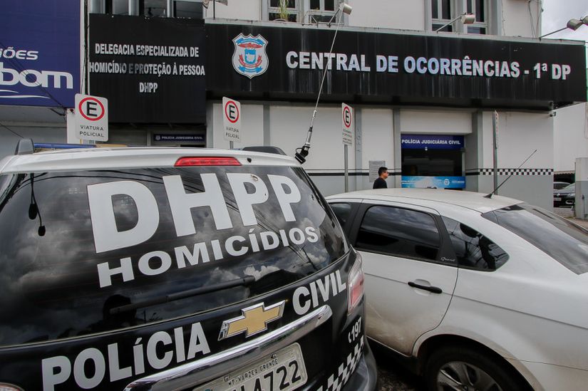 Homem é assassinado com pedradas na cabeça e tiro no tórax no meio da rua 