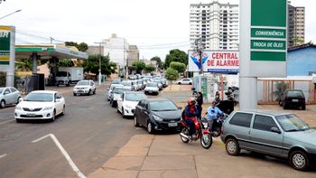 Consumidor faz fila para pagar 32% a menos no combustível