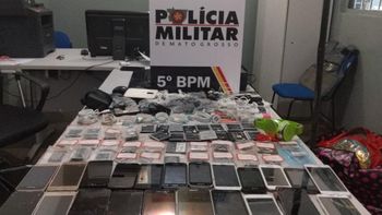 Jovens são presos pela PM com 22 celulares, 41 baterias e 18 carregadores