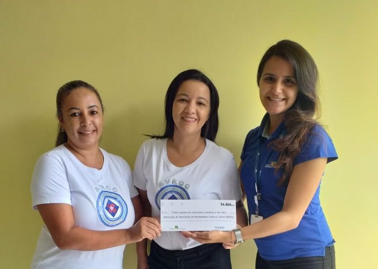 AVROC recebe cheque simbólico de valor arrecado em bazar
