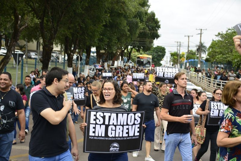Sintep faz “piquete” na Seduc e impede cerca de 500 servidores de trabalhar