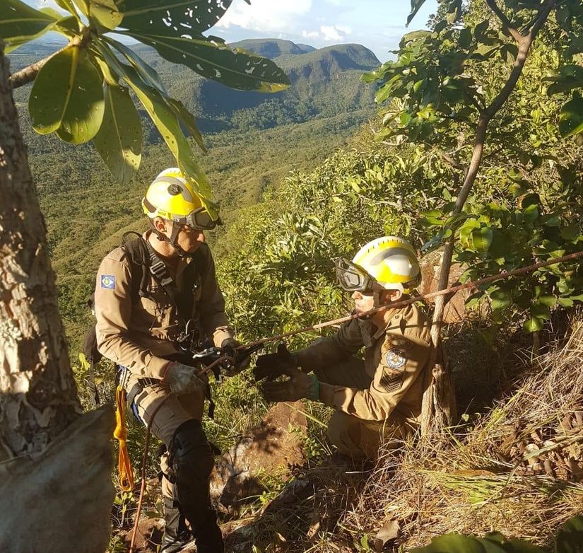 Bombeiros resgatam piloto e passageira após queda de parapente no Parque Serra Azul