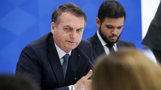 Bolsonaro: única forma de se comunicar com segurança é pessoalmente