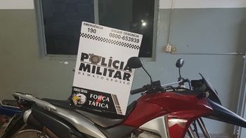 Força Tática recupera motocicleta roubada e apreende arma usada no crime