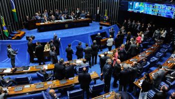 Senado aprova PEC que veda coligações e cria cláusula de desempenho