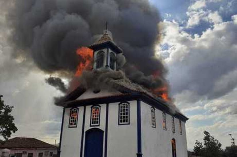Histórica capela de Santa Rita de Cássia pega fogo em MG