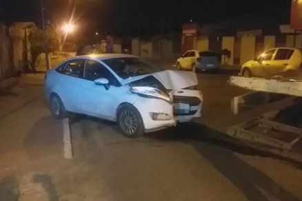 Professora é presa após bater carro em poste no CPA 3