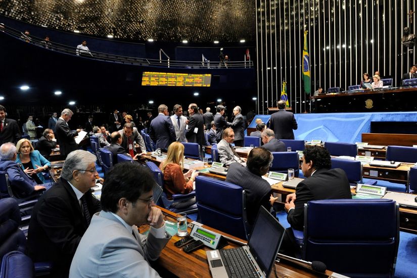 Em cinco sessões, deputados limpam pauta e suspendem recesso
