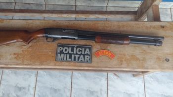 Homem é preso com espingarda em Pedra Preta